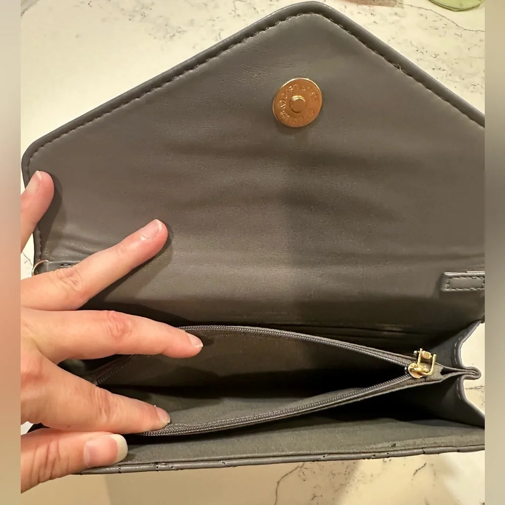 Badgley Mischka V Quilted Gray Crossbody Bag - Picture 9 of 9
